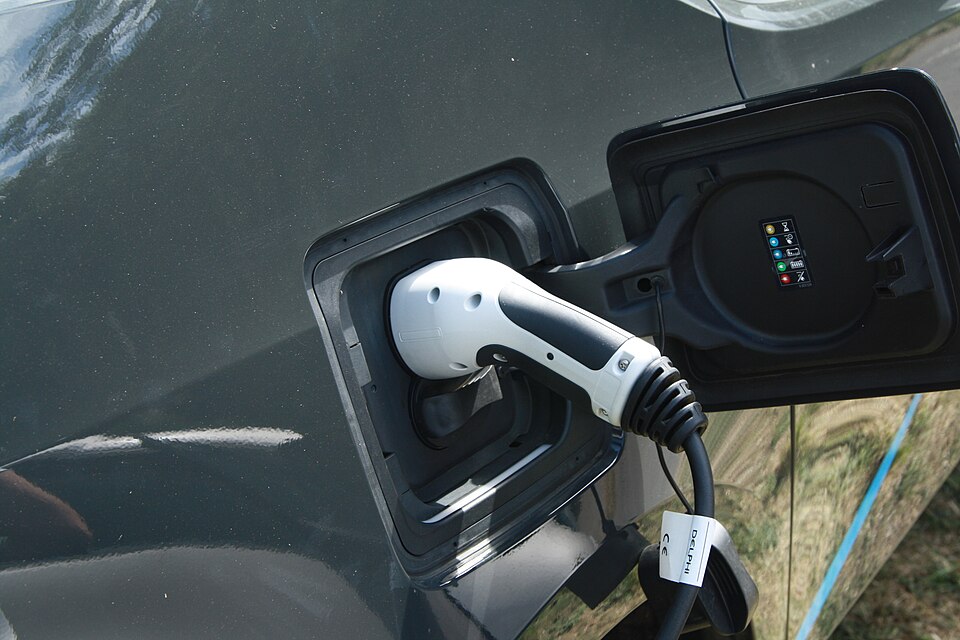 Coche eléctrico cargando